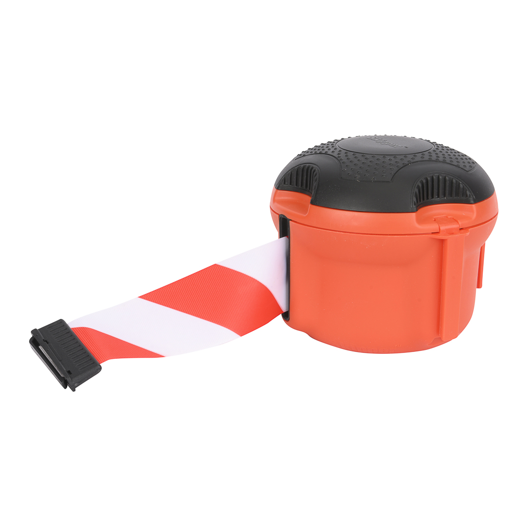 Kompaktowa czerwono‑biała taśma retractowalna w wytrzymałej obudowie, idealna do szybkiego oznaczania i kontroli stref.